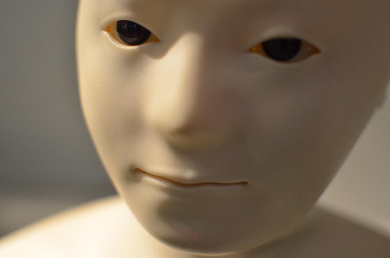 人型ロボットの顔を接写した写真