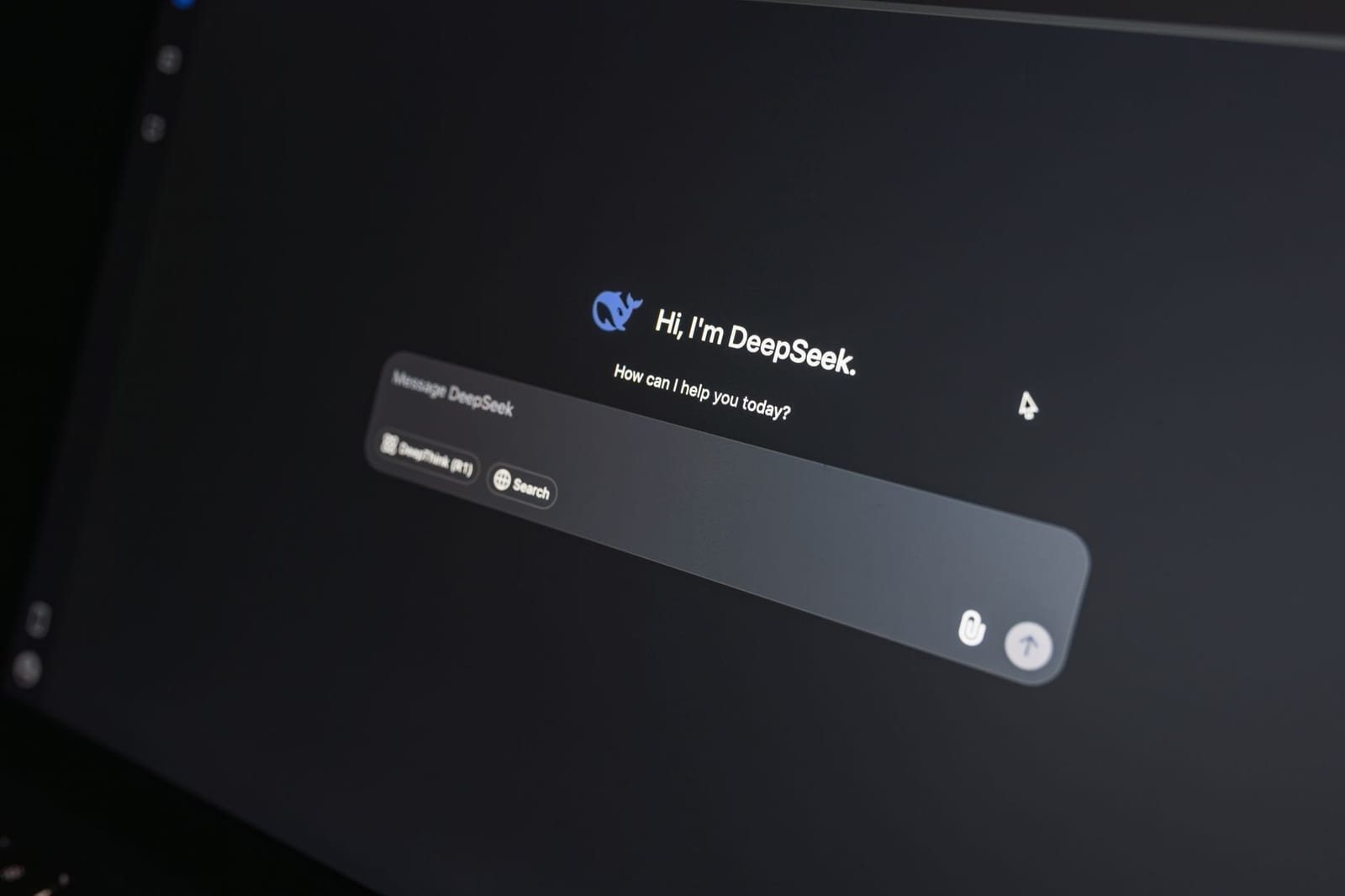 DeepSeekの起動画面が映るノートパソコンの画面