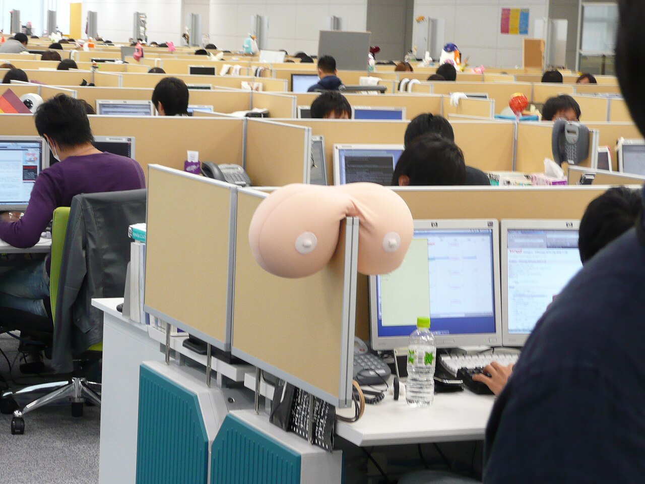 デスクで仕事をする様子