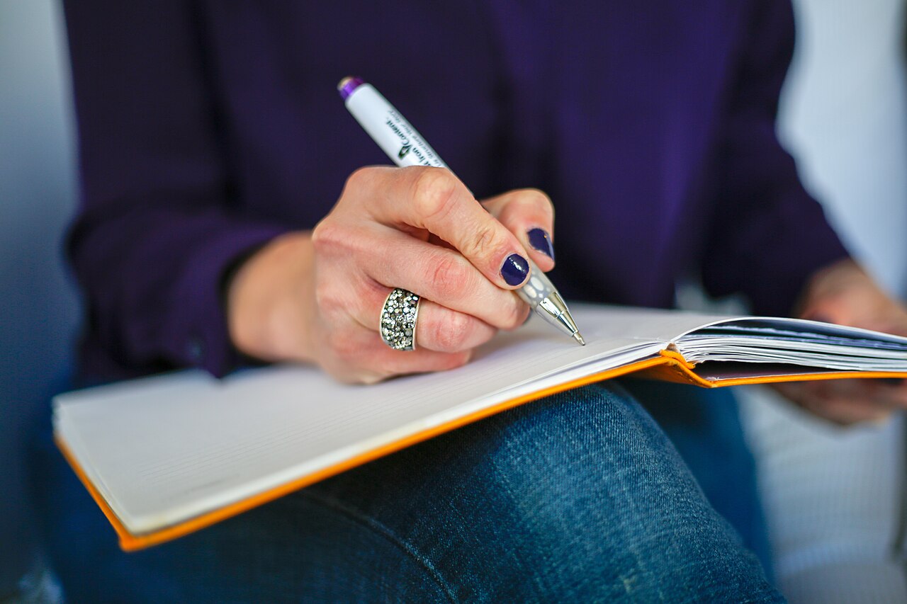 ノートに書き出しながら自己分析するイメージ