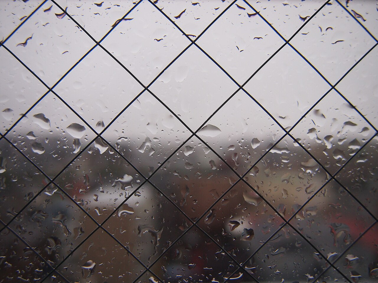 雨粒がつく窓（梅雨のイメージ）