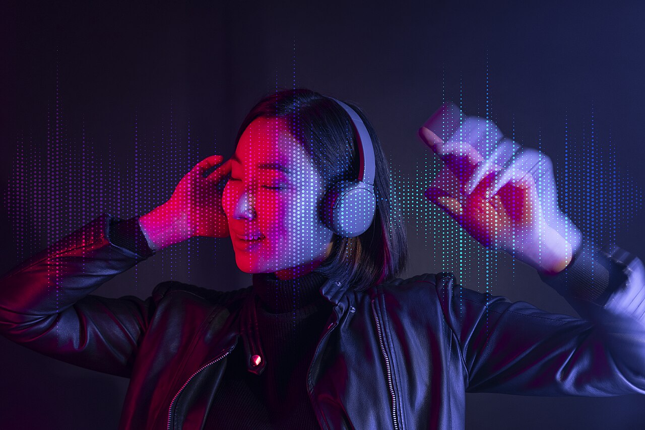 ワイヤレスイヤホンで音声を聴く女性