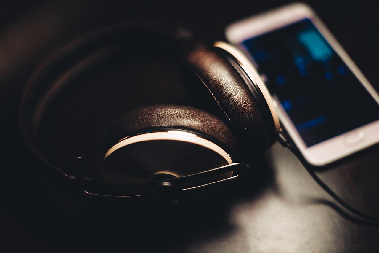 ヘッドホンとスマートフォンで音楽を聴くイメージ