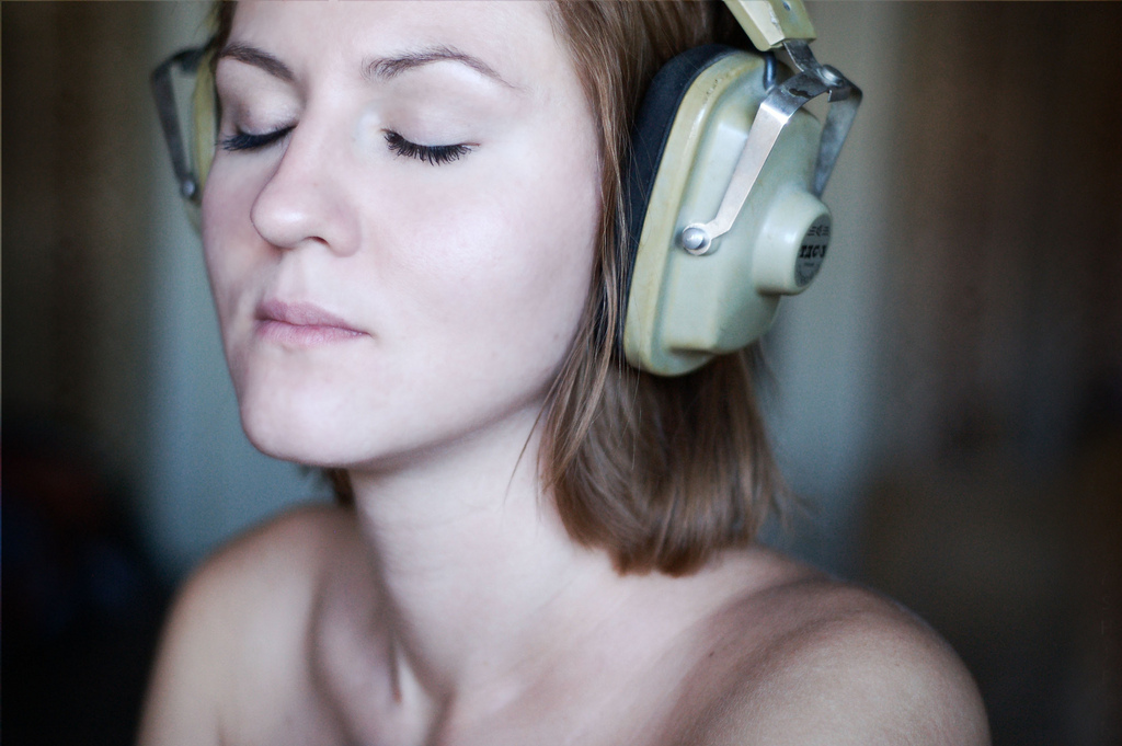 ヘッドホンで音楽を聴く女性