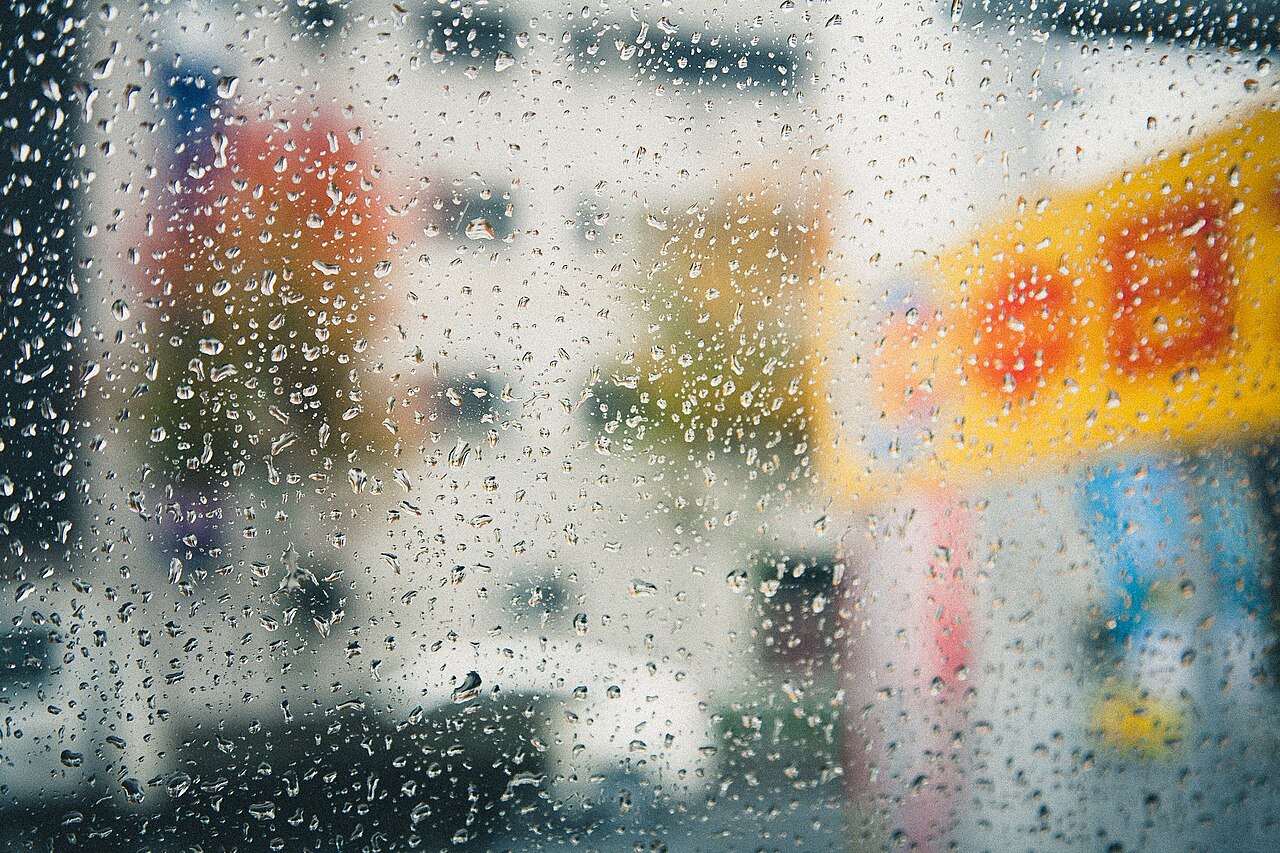 窓に伝う雨粒