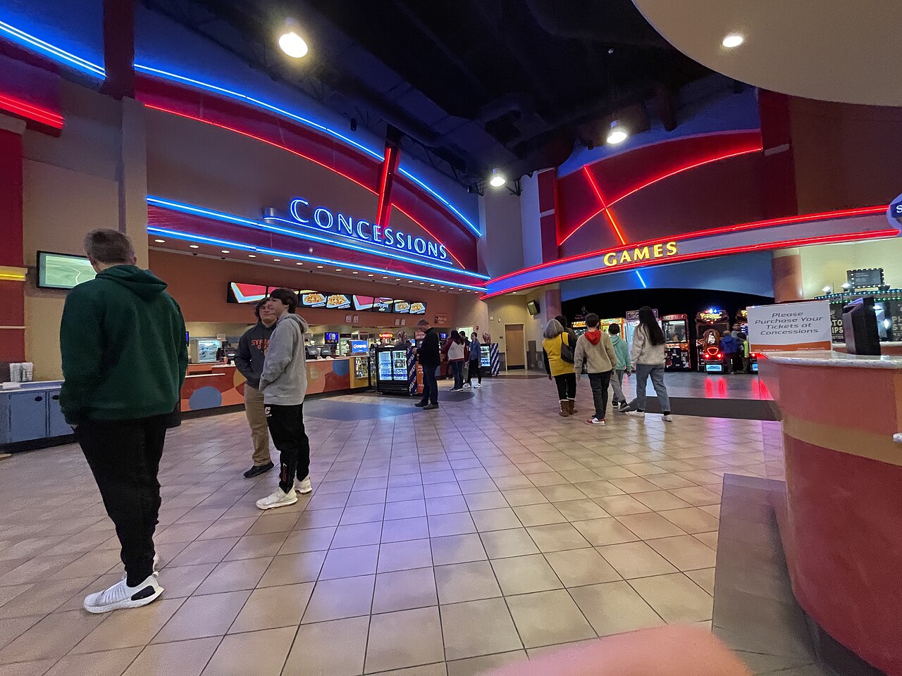モール内の映画館入口