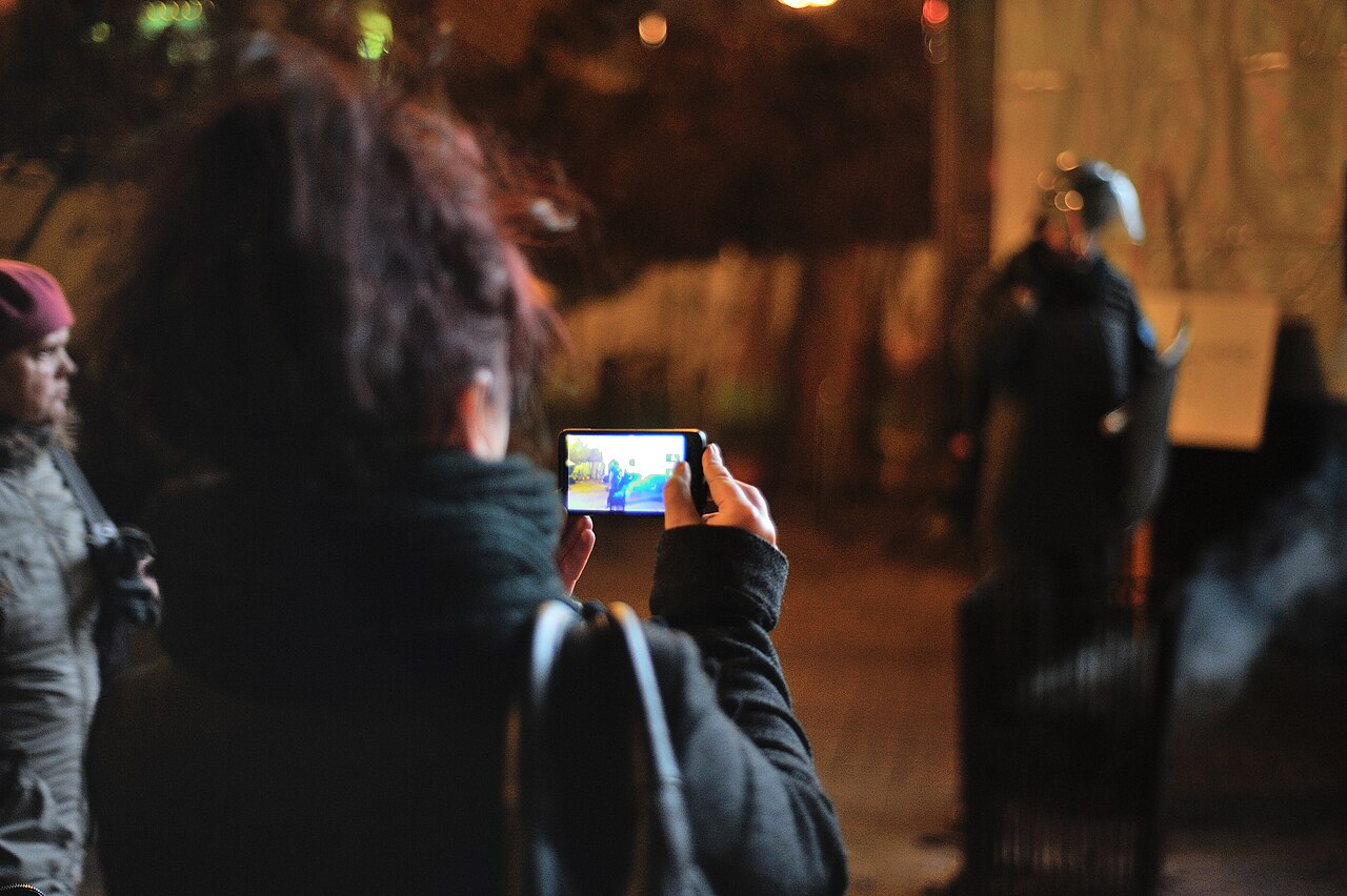 スマートフォンで写真を撮影する女性