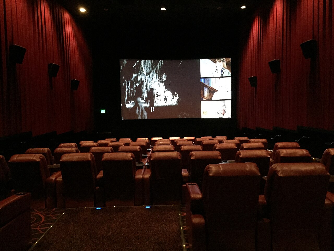 上映開始前の映画館スクリーン