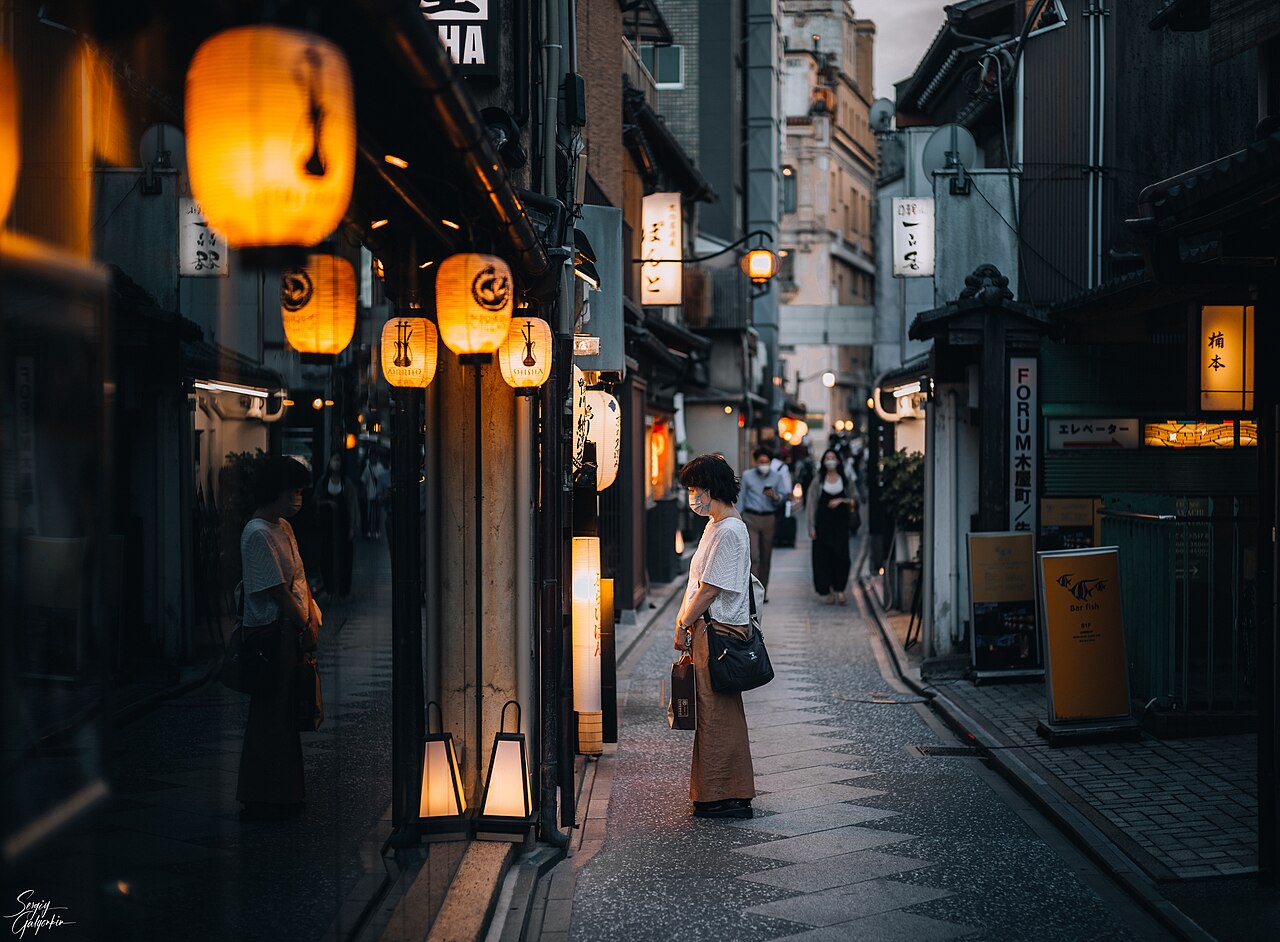 京都・先斗町の宵の路地