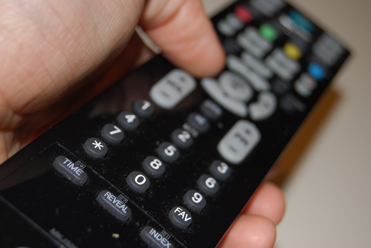 テレビ用リモコンのクローズアップ写真