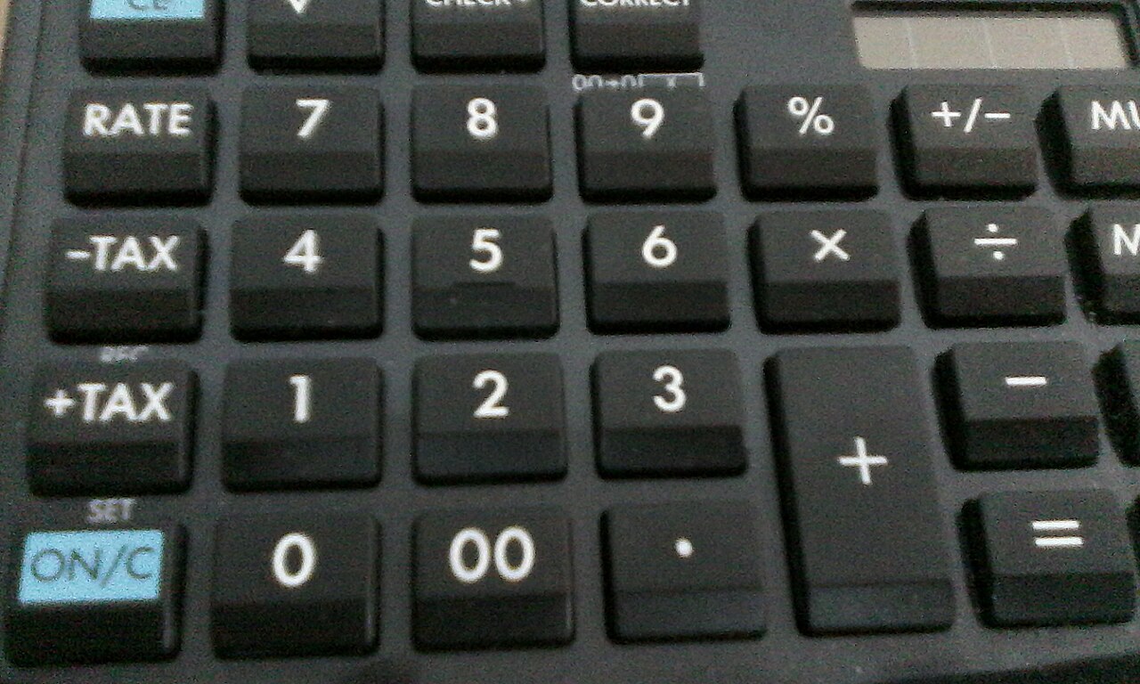 税金計算に使う電卓の写真