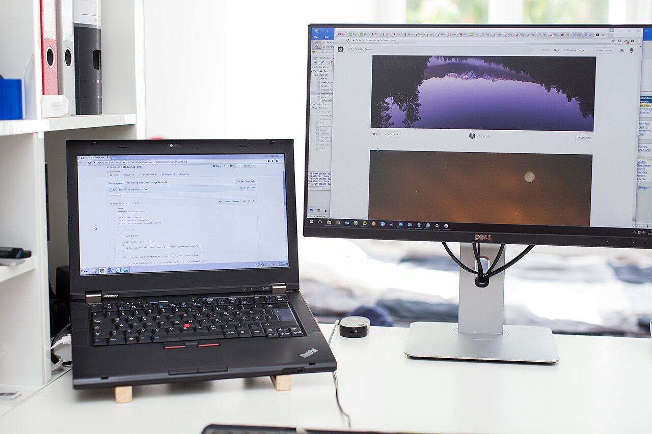 ノートPCとモニターでのWeb制作作業風景