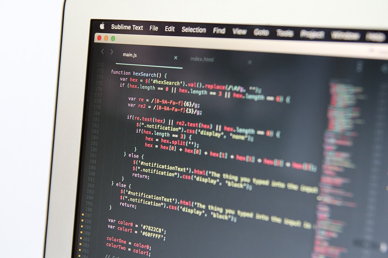 コードが表示されたノートPCの画面