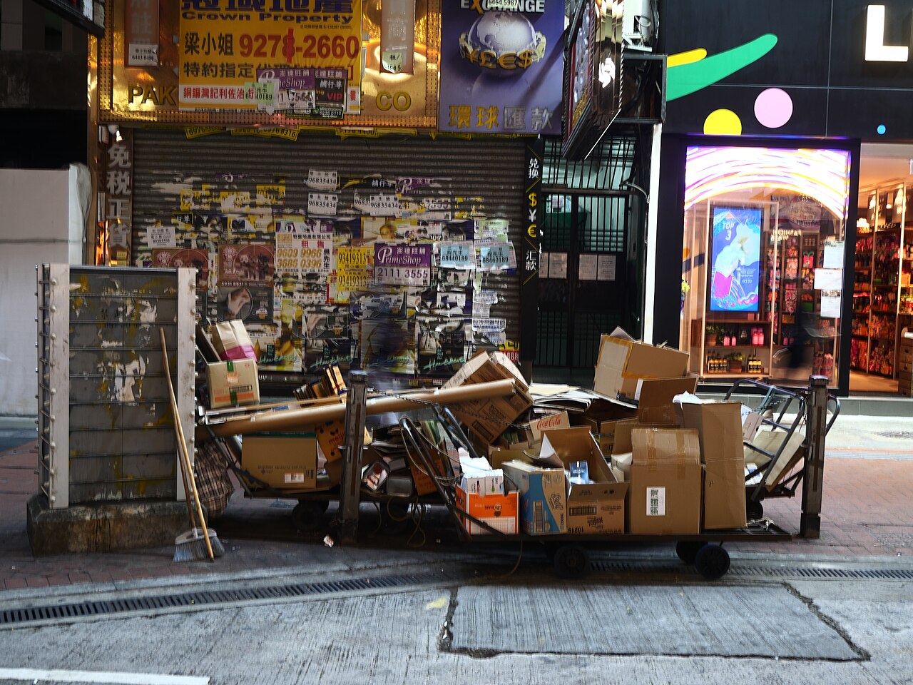 台車に積まれた段ボール箱(在庫のイメージ)