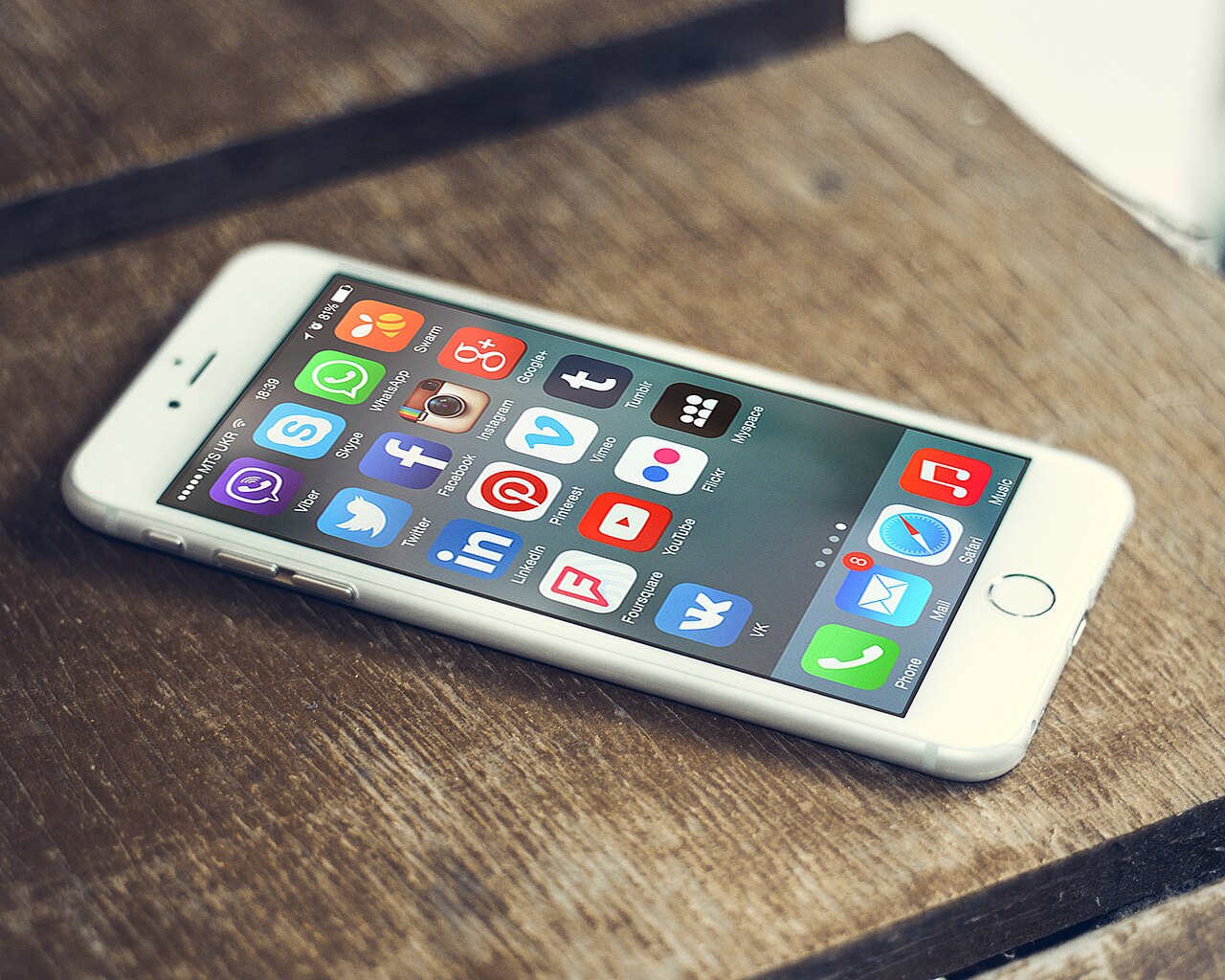 スマートフォン画面に並ぶSNSアプリアイコン
