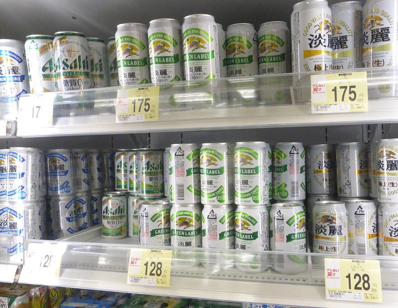 日本のスーパー店内、値札付きの缶ビール棚を横から撮影した様子(無人)