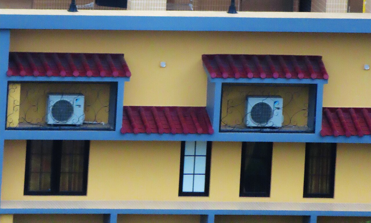 住宅密集地の屋根に並ぶエアコン室外機