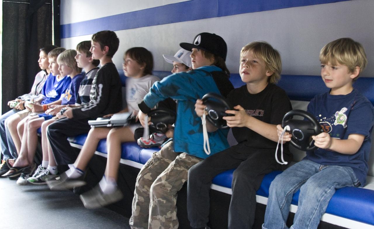 ゲームで遊ぶ子どもたち