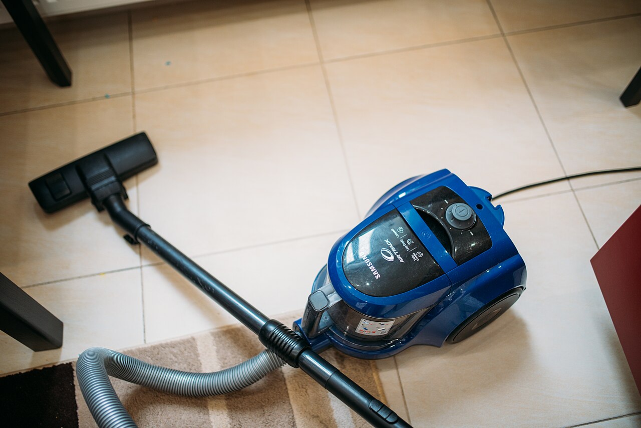 掃除道具が用意されたモダンなリビング