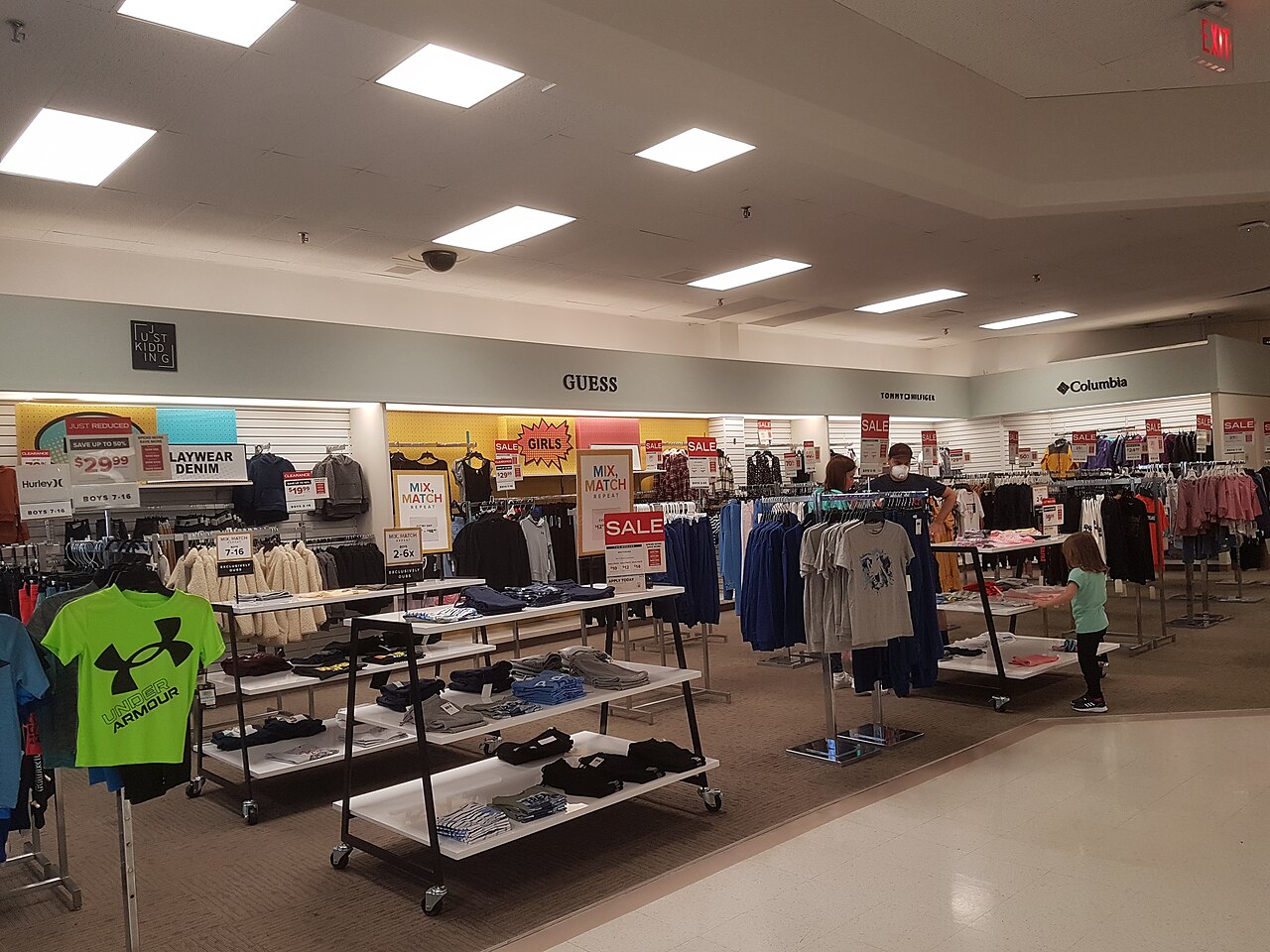 子供服売り場の陳列