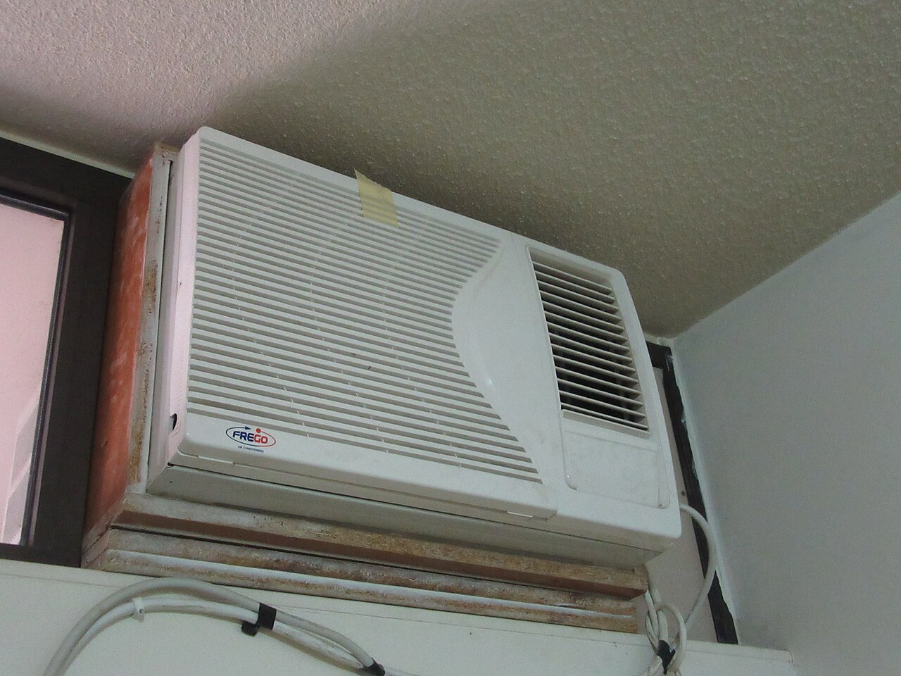白い壁掛けエアコン