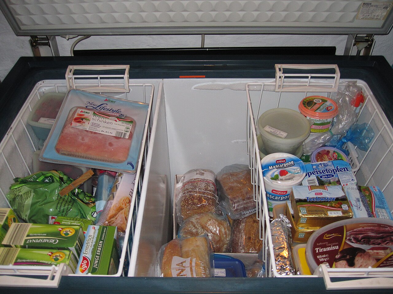 食品でいっぱいのチェスト式冷凍庫
