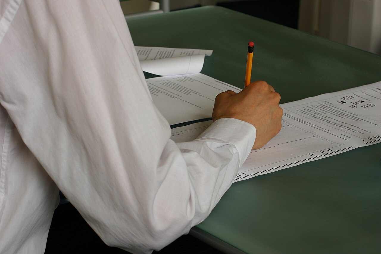教室で筆記試験を受ける手元の様子