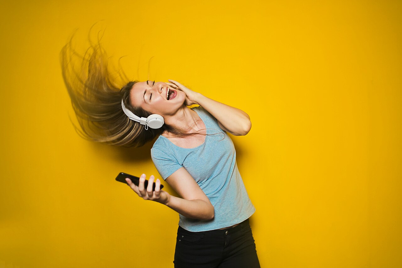 ヘッドホンで音楽・音声を聴く女性