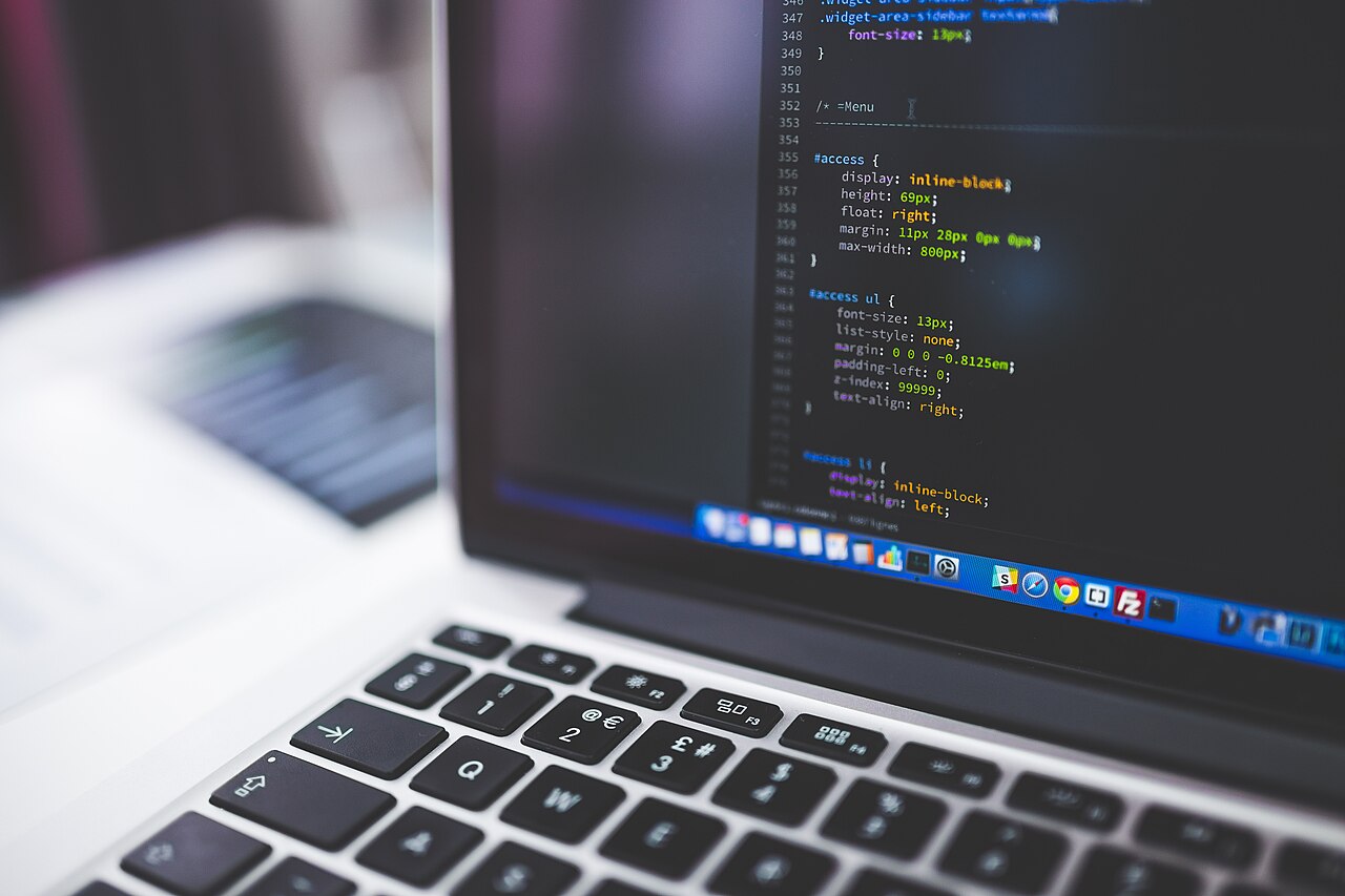 プログラミングコードが表示されたノートPC