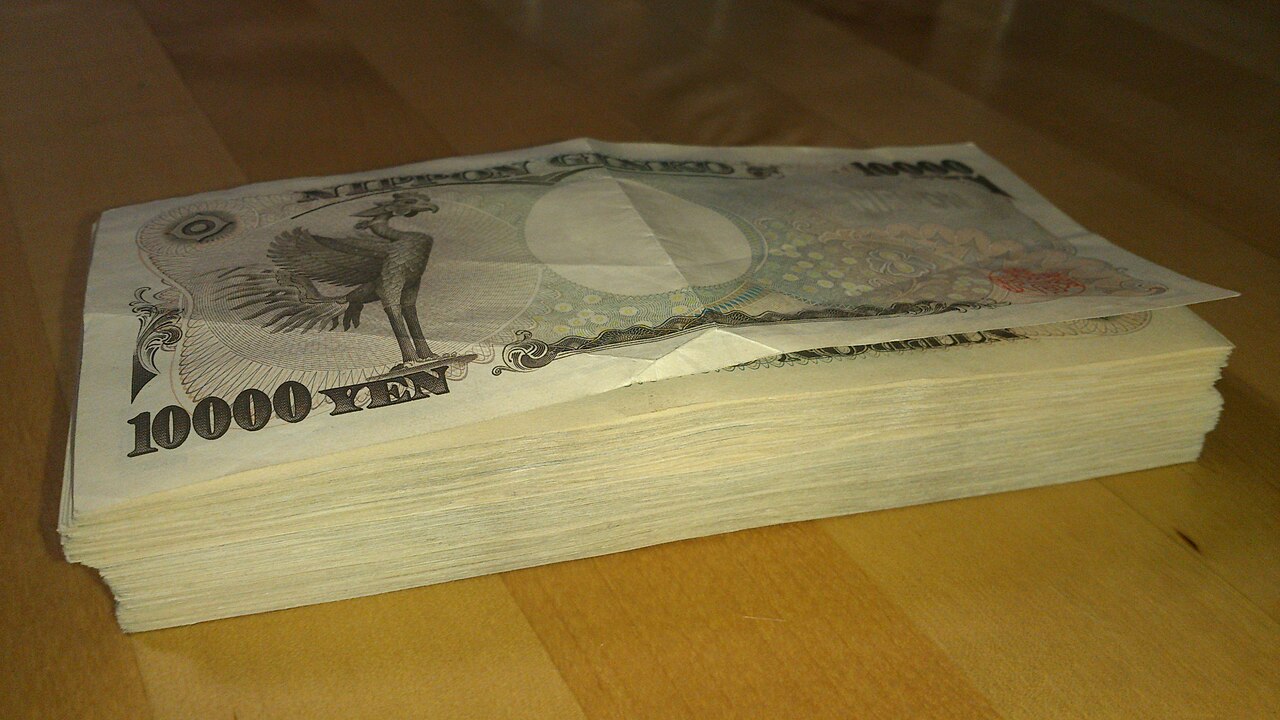 日本の一万円札（複数枚）