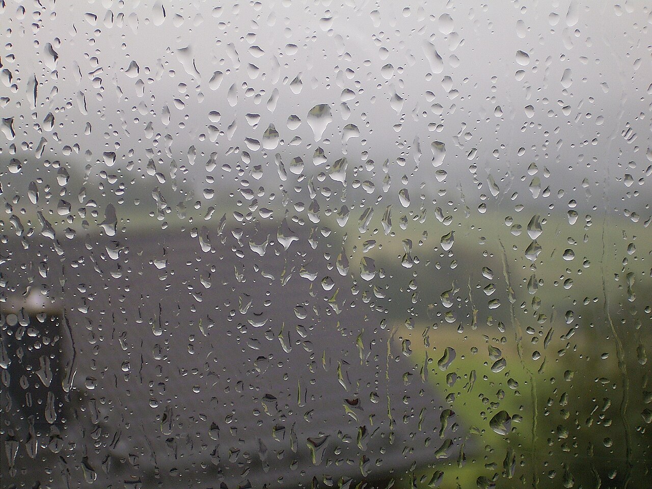 雨粒がついた窓