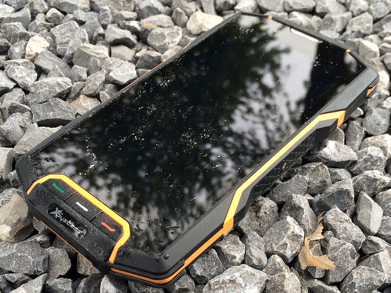 堅牢防水スマートフォンの実写