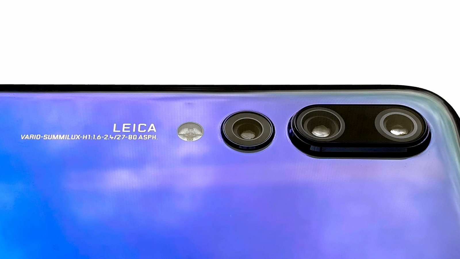 複数レンズを持つスマホ背面カメラユニットのクローズアップ