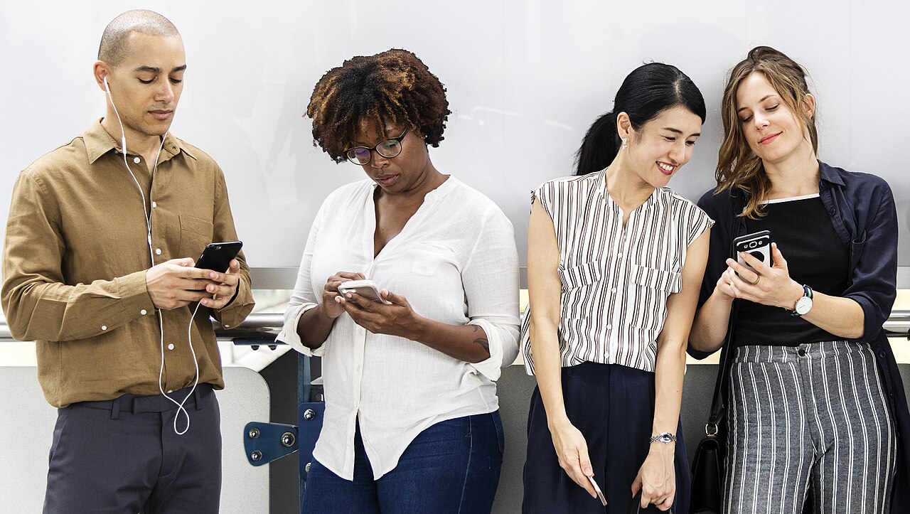 スマートフォンを使う人々