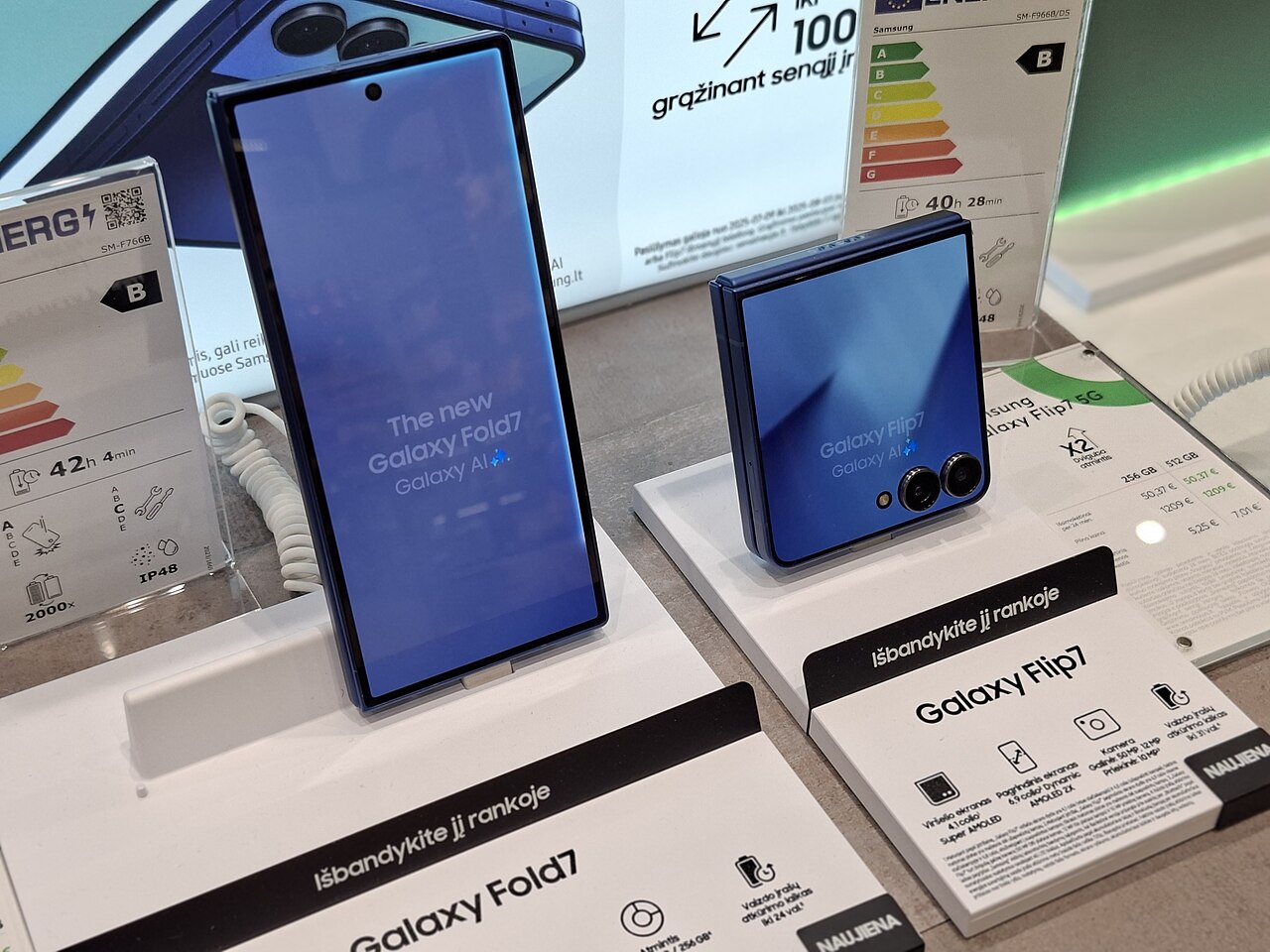 Samsung Galaxy Z Fold 7とZ Flip 7の店頭展示