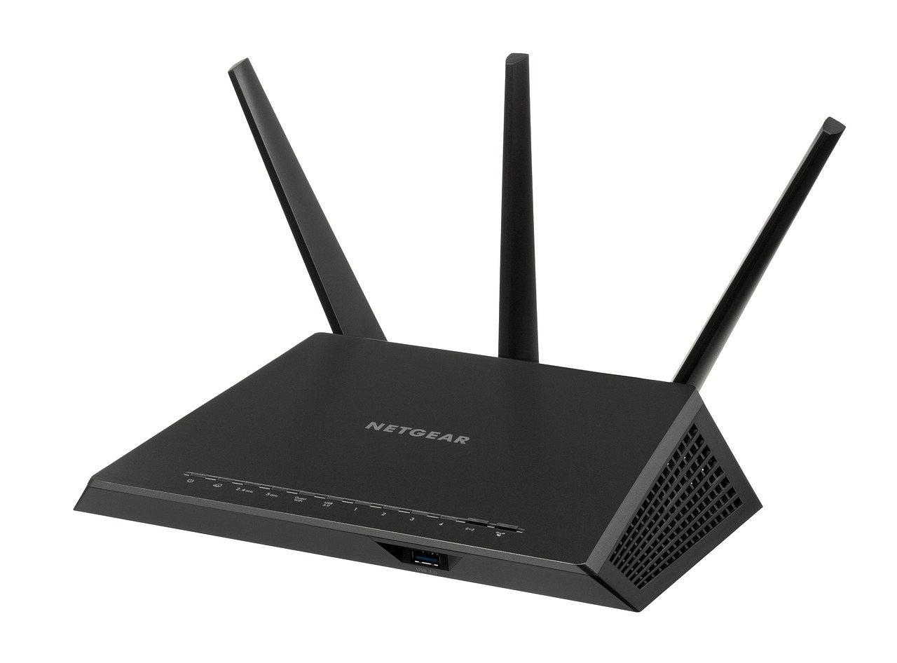 白背景に置かれたアンテナ3本の黒いWi-Fiルーターの製品写真