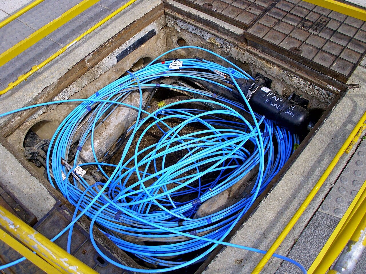 地中の管路内に設置された光ファイバーケーブルと融着接続部