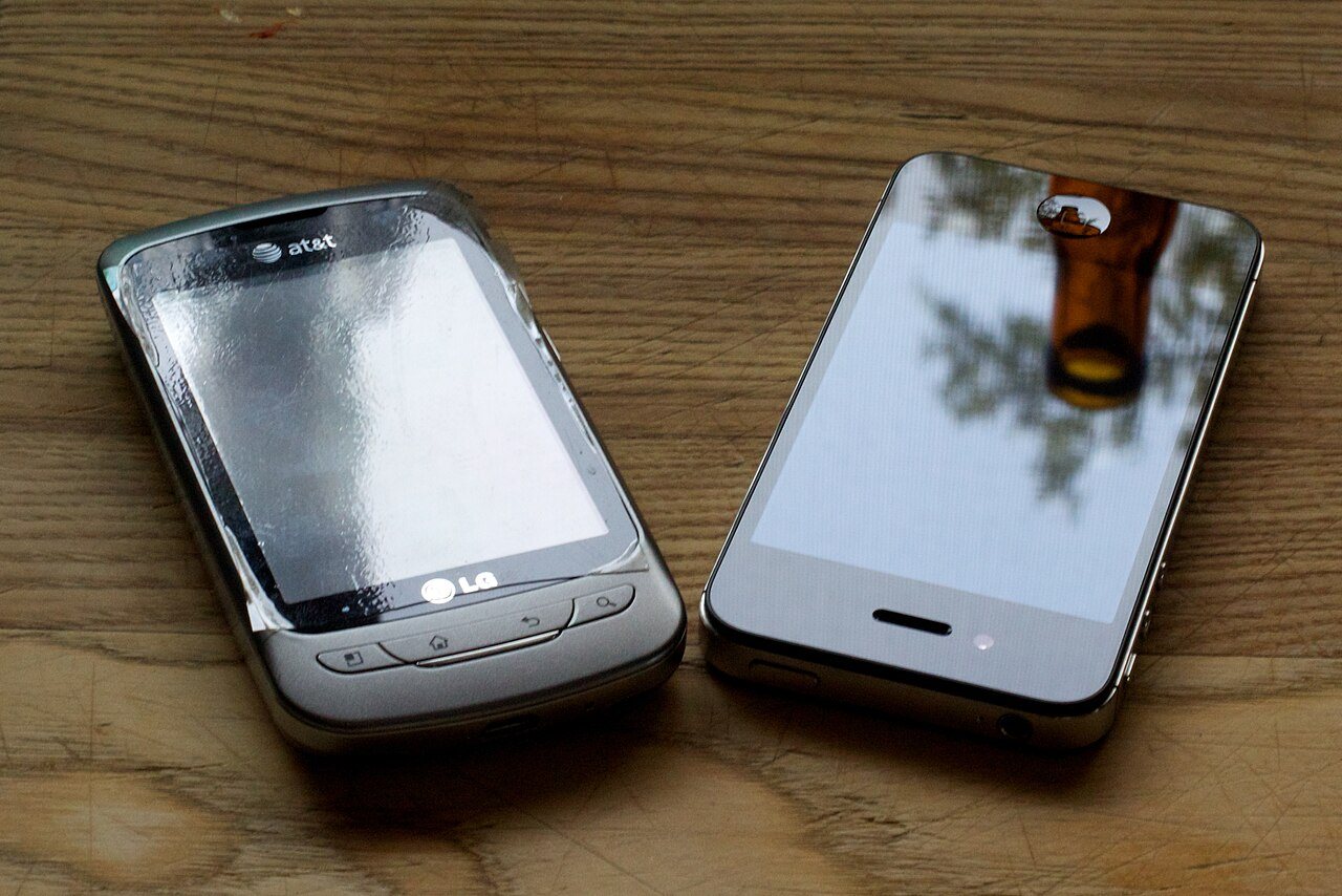 木の机に並べて置かれたスマートフォン2台