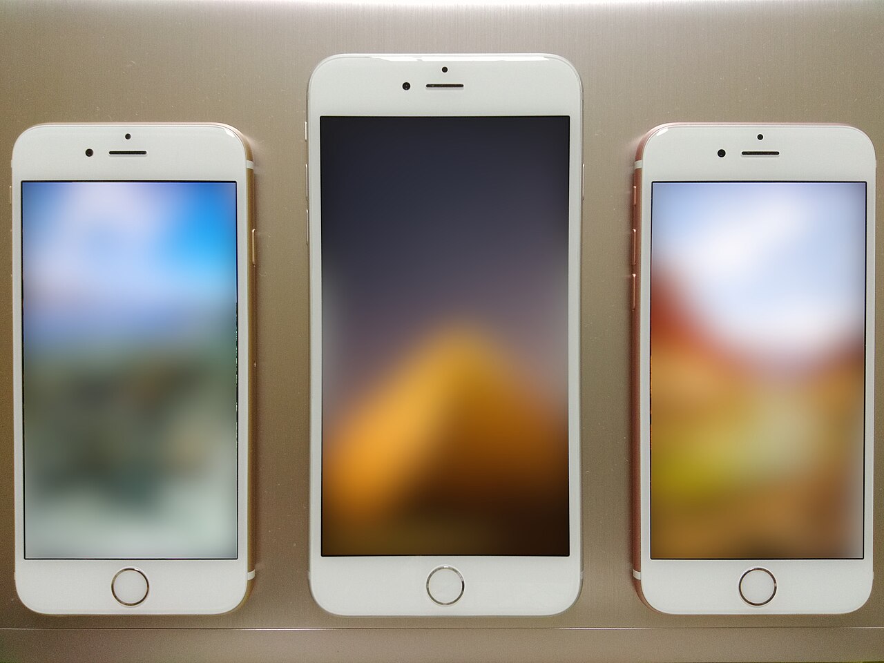 店頭に並ぶ大きさ違いの旧型iPhone3台をアップで撮影した写真
