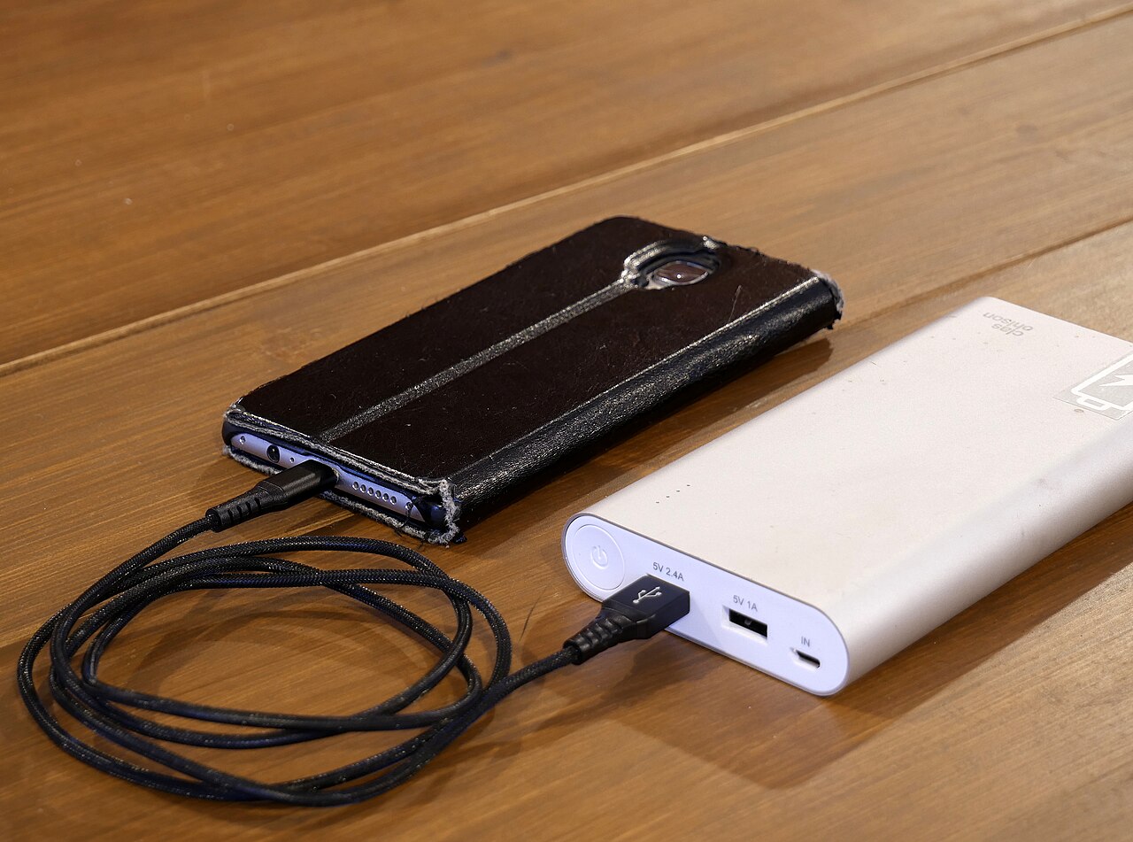スマートフォンをモバイルバッテリーで充電している様子