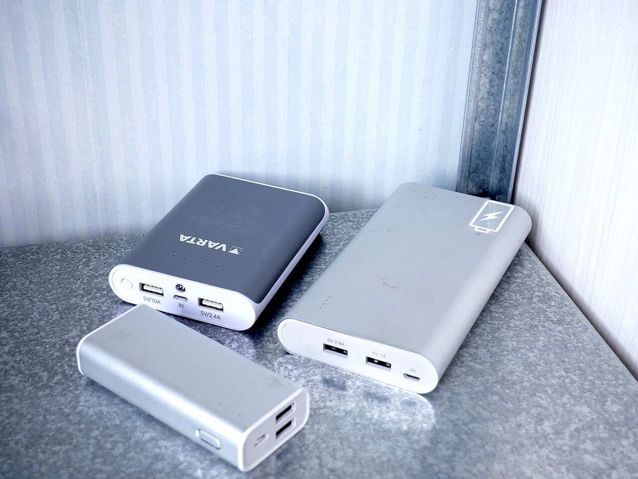 屋内のテーブルに置かれた大小3台のモバイルバッテリー