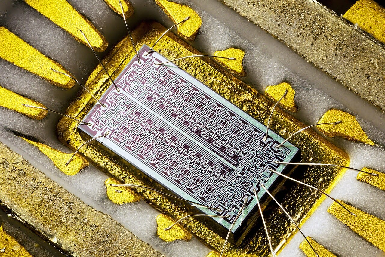 金色端子の中央に配線が伸びる半導体チップを拡大した写真