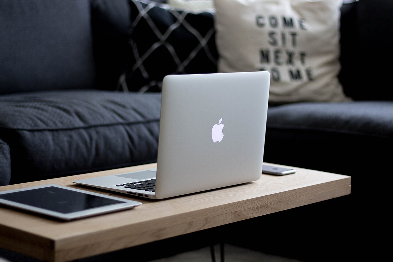 MacBook・iPad・iPhoneがテーブルに置かれた写真