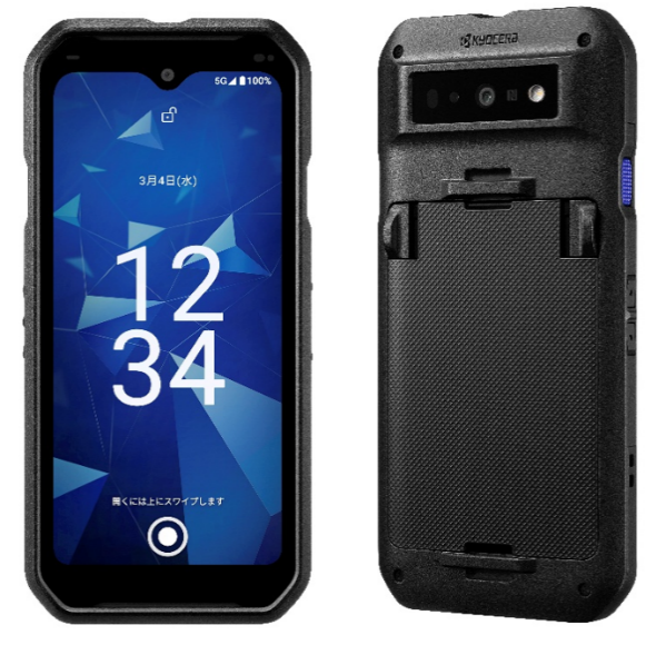 黒いタフネススマートフォンDuraForce EX2を画面側と背面側から並べた製品写真。背面にKYOCERAロゴ、横長のカメラ部、着脱できる中央のパーツと側面の青いボタンが見える