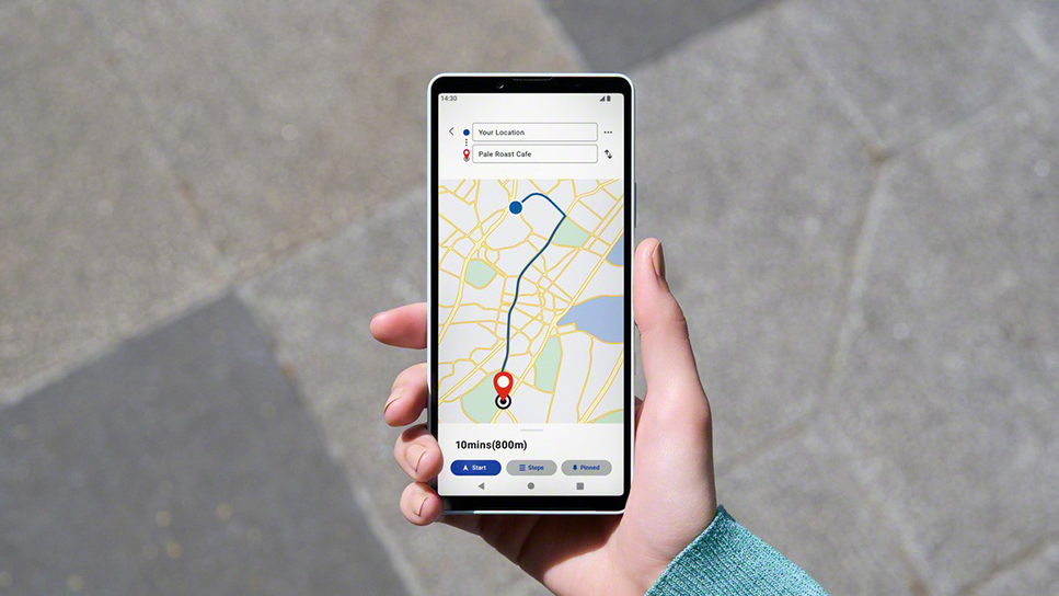 Xperia 10 VIIIを屋外で使用しているイメージ