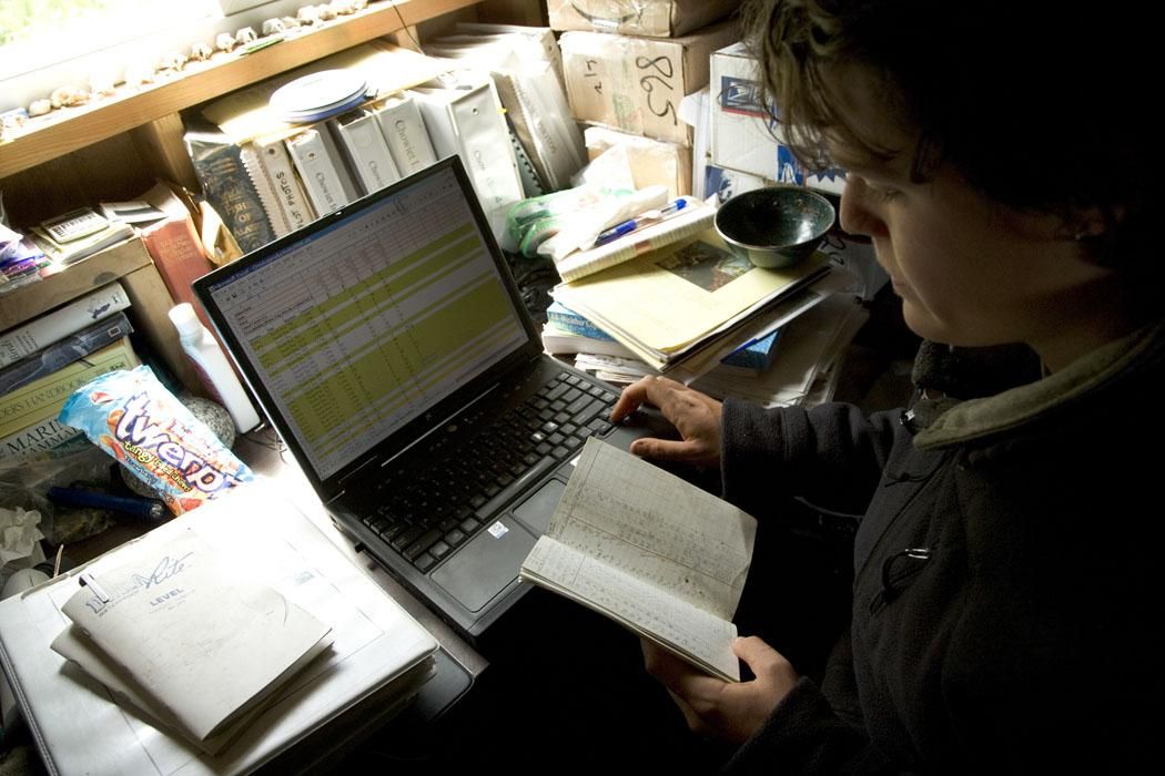 自宅でノートPCを使う人物